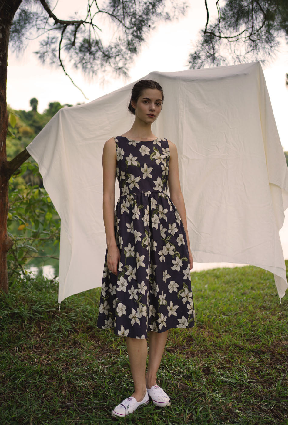 Backyard Cotton Dress in White Hibiscus