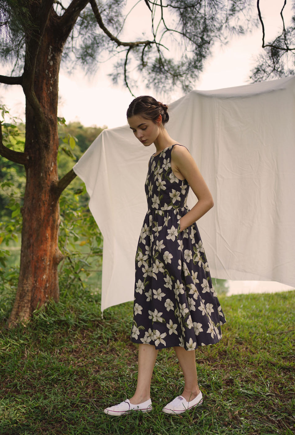 Backyard Cotton Dress in White Hibiscus