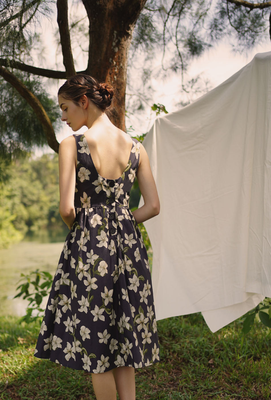 Backyard Cotton Dress in White Hibiscus